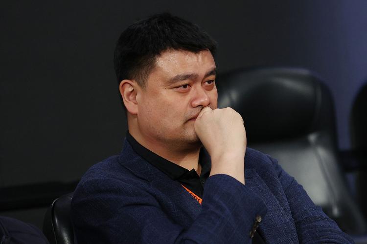 媒体人：姚明当年被老马晃倒后奋发图强 以小杨球商也能提升自己