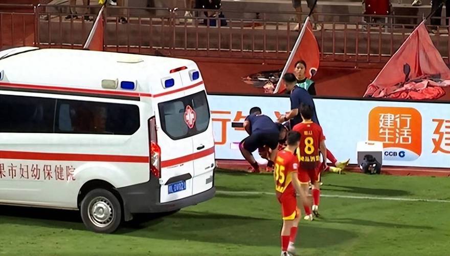 好消息！广西外援阿萨莫阿在助行器辅助下，已经可以下床行走