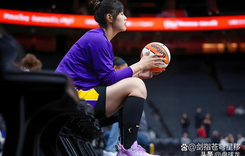 场边女友让你分心？克莱半场9投3中得到9分1篮板 正负值-14