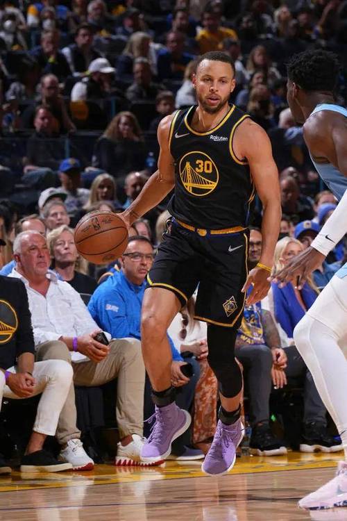 先上来跑跑！克莱首节出战5分钟 3中1&罚球2中2得到4分