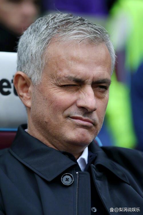 穆帅在机场遇到门将的父亲，上前攀谈：快去和你儿子打个招呼吧