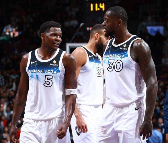 兰德尔：经过一个赛季的磨合 和爱德华兹的配合越来越默契