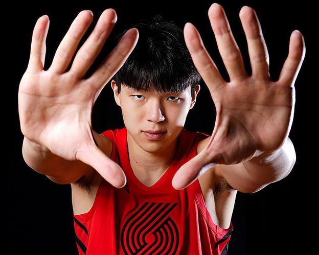 记者:用一句话描述现在的杨瀚森!比卢普斯:他能量十足