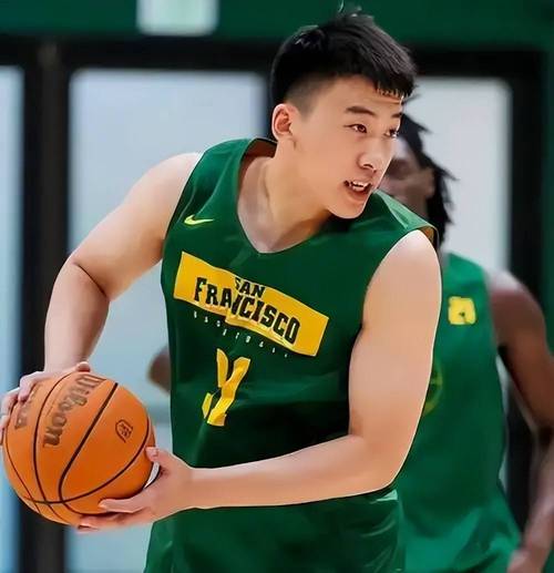 解说：王俊杰将是中国男篮锋线未来多年自主进攻最可靠的人选