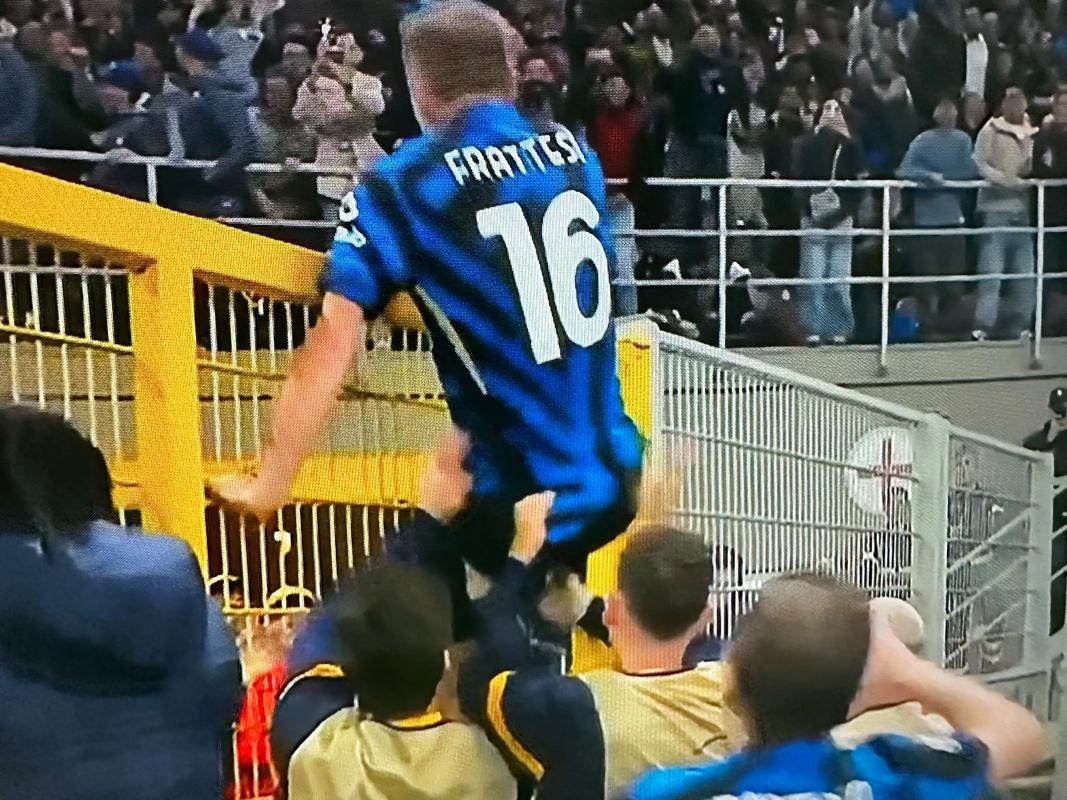 佩莱格里尼任意球打中福法纳手臂造点，迪巴拉点球被迈尼昂扑出