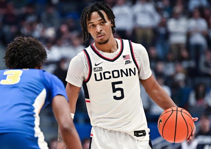 本场6失误 文班：我们相信卡斯尔 把球给他处理 这完全不必担心