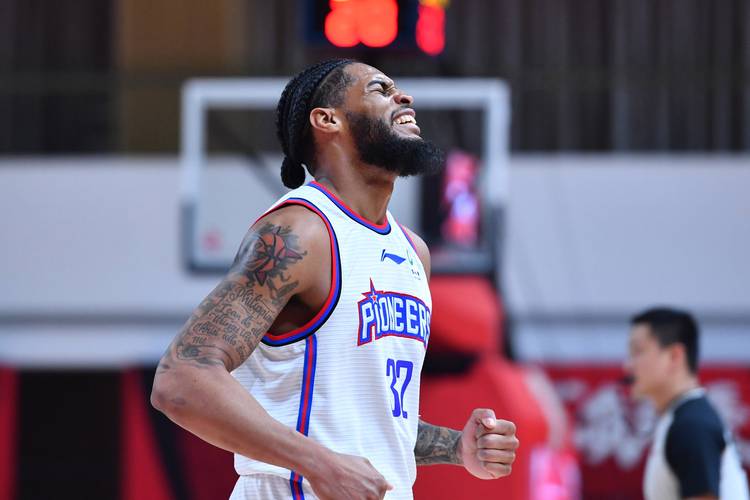 复出表现不佳！爱德华兹半场5中2仅得到5分2助1断&2失误 正负值-6