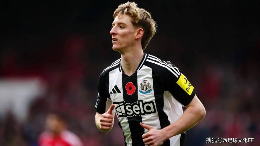 赛季至今小卡戈登是联盟仅有的两个场均20+且命中率180俱乐部球员