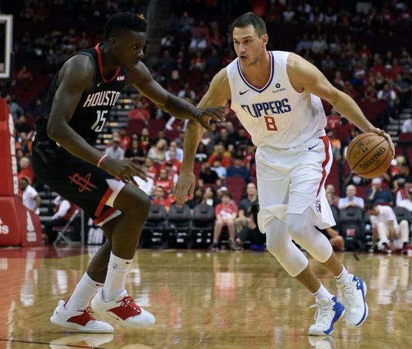 记者：谢泼德进攻端存在感十足 但特定防守回合他还是会暴露出来