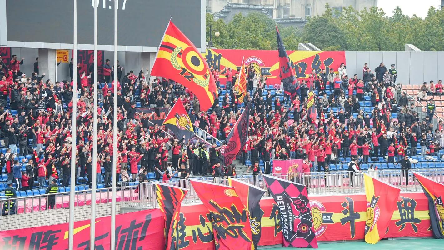 众多球迷在高速路口迎接重庆铜梁龙，点燃烟花高喊“重庆雄起”