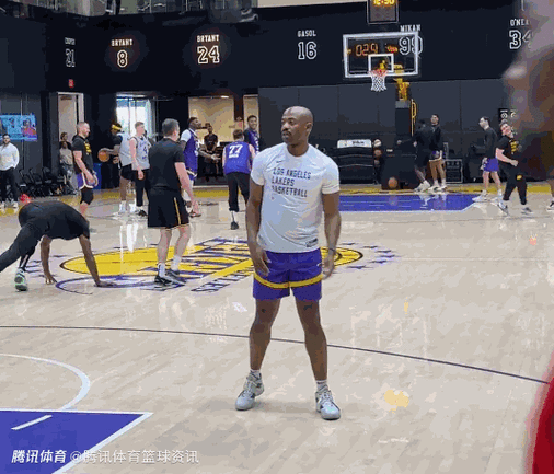 已连续缺阵三场！明天湖人客战黄蜂 里夫斯出战成疑