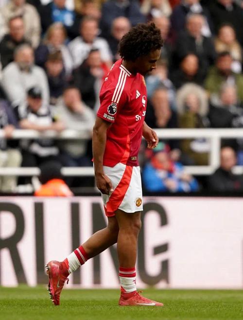 板凳已坐穿！24岁齐尔克泽英超11轮仅4出场，曼联去年4250万购入