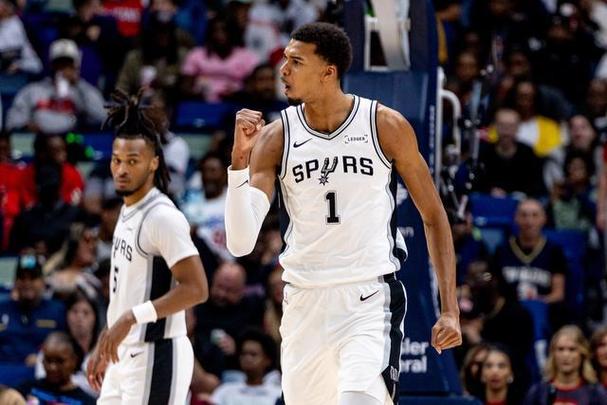 福克斯：文班亚马拥有跟库里一样强大的无球牵制力！