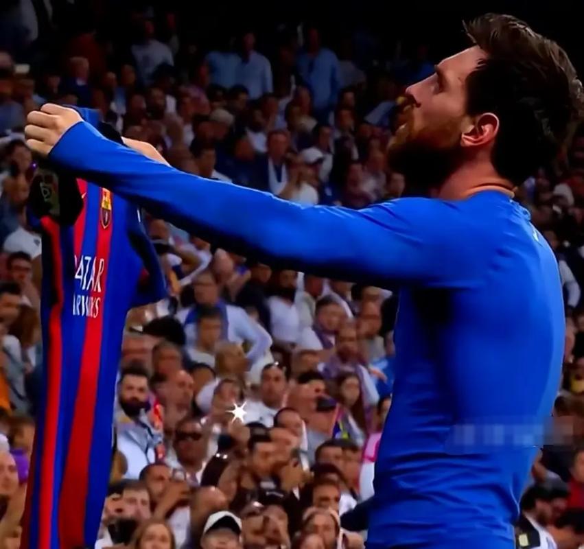 罕见！梅西赛后脱衣但没有交换球衣，最终自己把球衣随手搭肩膀上