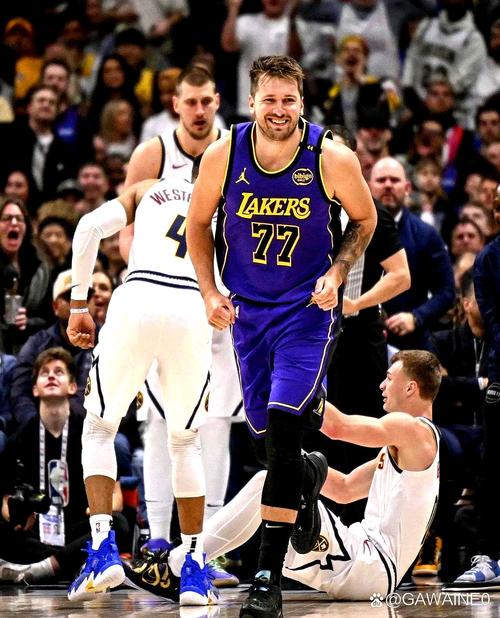 本赛季仅两人曾连续三场至少20分10助：康宁汉姆、东契奇