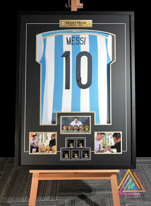 世体：梅西亲签的05-06赛季球星卡将被拍卖，估价高达3.5万欧元