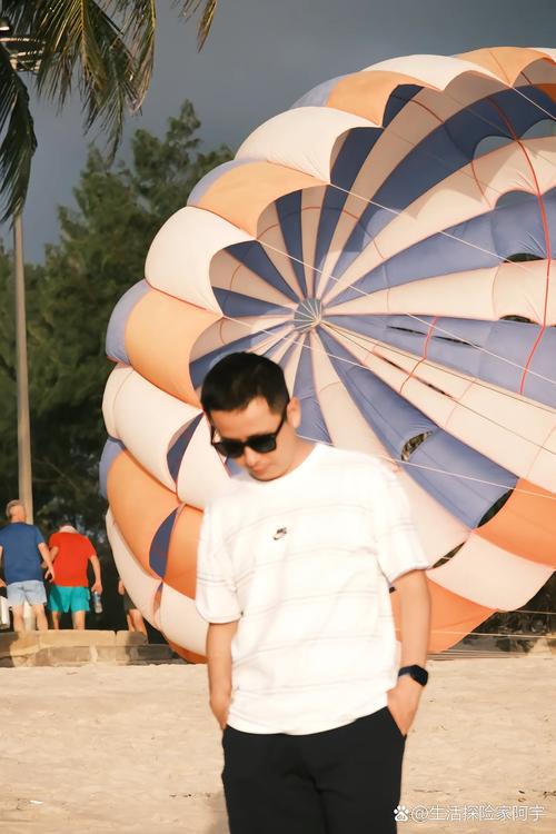 逃过一劫！刘浩帆禁区内推倒对手，主裁判沈寅豪没有表示