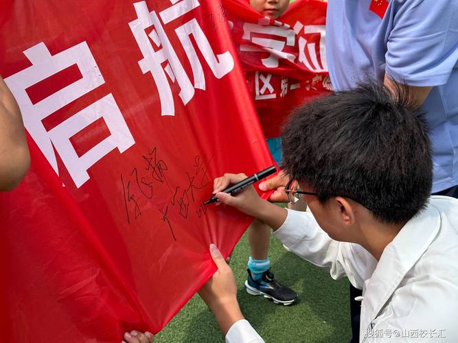 足球生涯开始的地方❤️恩瓦内里回小学母校，与孩子们互动