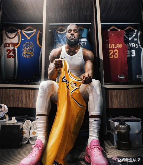 加紧备战！詹姆斯晒在湖人训练馆自拍 健身房内听歌摇头晃脑