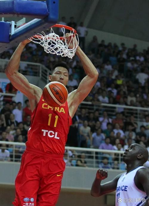 周鹏：一直有和易建联沟通和联系 大哥永远是大哥 他现在挺好的