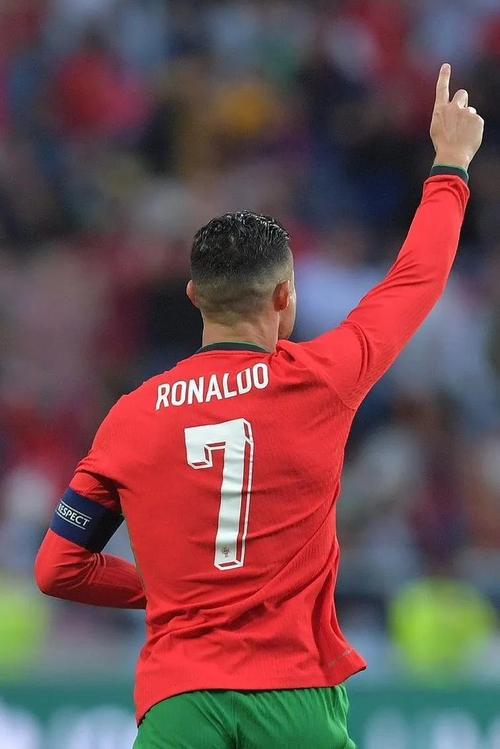 肘击染红！B费：C罗知道自己错了，他为当时的反应付出了代价