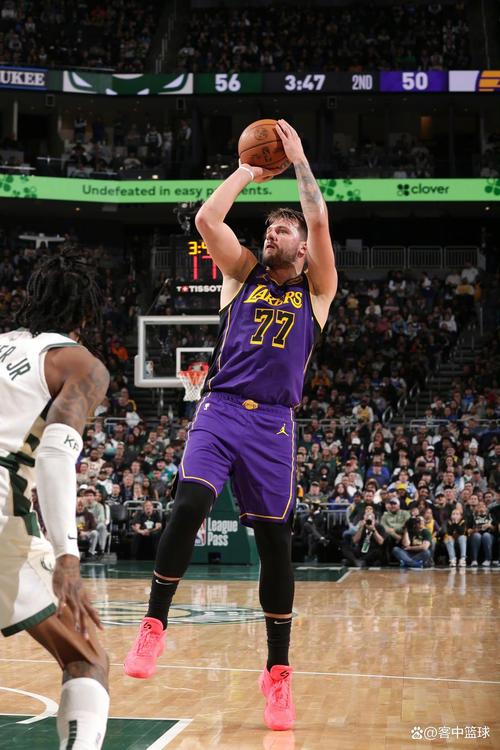 徐静雨：东契奇对比赛掌控性凌驾于字母之上 后者更加笨拙且吃力