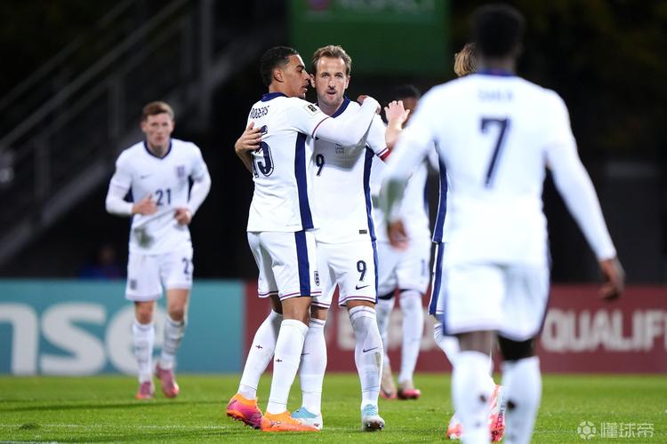 恭喜！宽萨完成英格兰队首秀，队长凯恩为他颁发纪念帽子