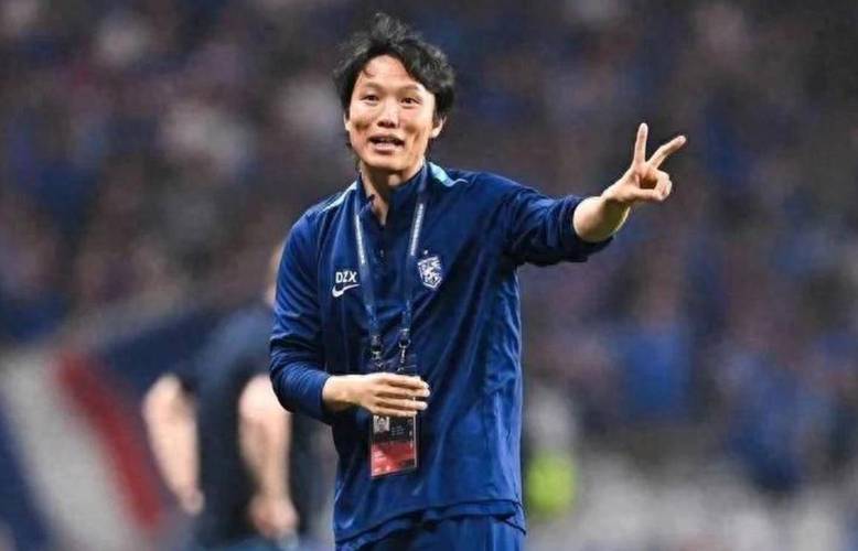 足球报：目前三镇无换帅消息，邓卓翔也还未与俱乐部有进一步交流