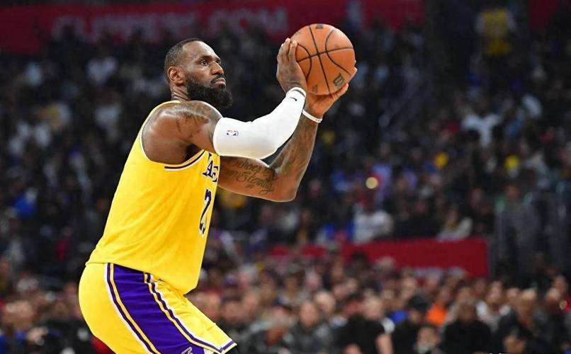 期待赛季首秀！NBA官推晒詹姆斯训练片段：老詹加练投篮！