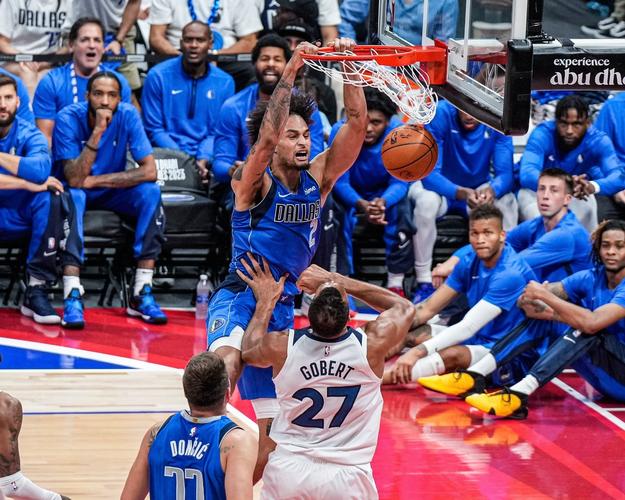 华子：戈贝尔禁区接球后表现进步很多我很信任他 会更多给他传球