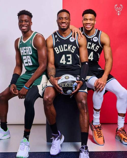 主将先后发力！首节字母哥11分3板4助对飚米切尔14分2助