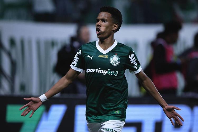 点射破门，埃斯特旺社媒晒照：能够代表巴西出场一直是一份荣誉！