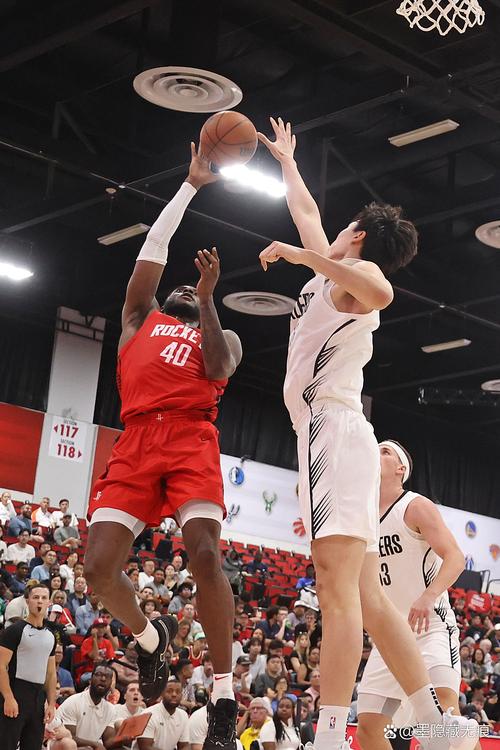 等待机会！杨瀚森场边观战 身旁还有利拉德和亨德森