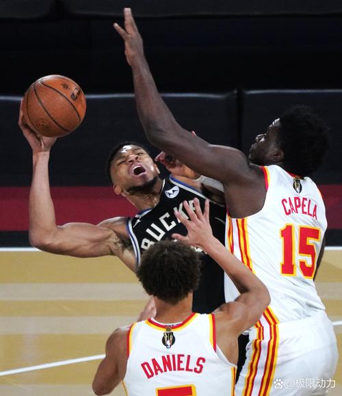 筐都被砸歪了！灰熊篮板59-38抢爆马刺&21前板 但疯狂打铁输球