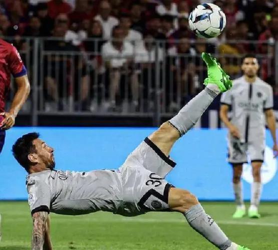 惊天倒钩！麦克托米奈倒钩高度2.53米，比当年C罗还高了15厘米