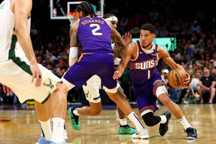 打懵了！布克轻松撤步后仰中投再进 太阳第三节打出20-8！