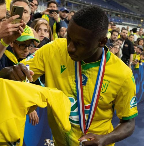 电讯报：科洛·穆阿尼佩戴定制面具训练，未知他是否能出战阿森纳