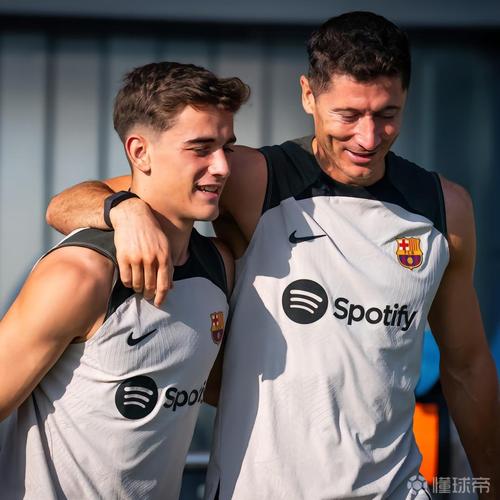 巴萨社媒晒博阿滕造访训练基地视频，与老队友莱万拥抱