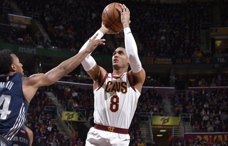 势大力沉！巴雷特空切接球 腾空暴起力压德拉蒙德暴扣打2+1