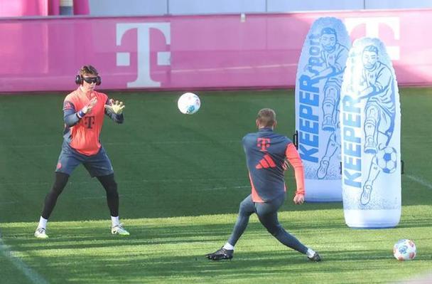 记者：乌尔比希可能首发，戴维斯、伊藤洋辉、迪亚斯均已参与合练