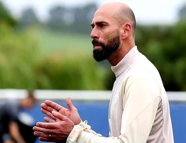 冤不冤？全北现代阿根廷助教拉眼角，被韩国裁判协会禁赛5场