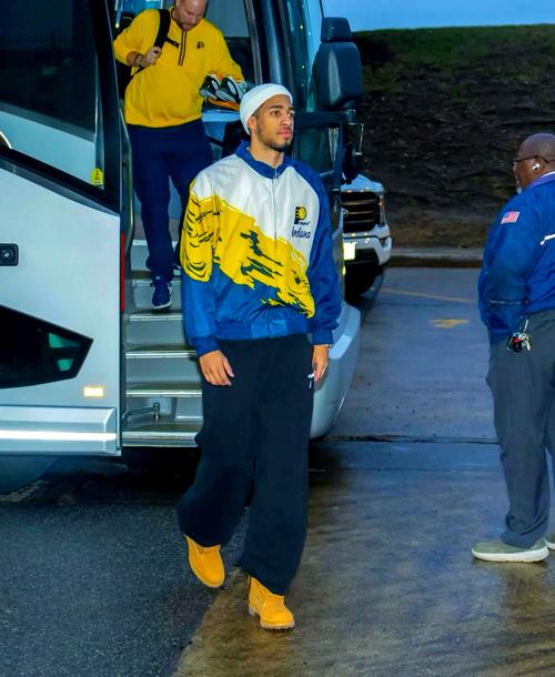 哈利伯顿晒多套场边穿搭：这赛季你们得看到不少我的私服穿搭