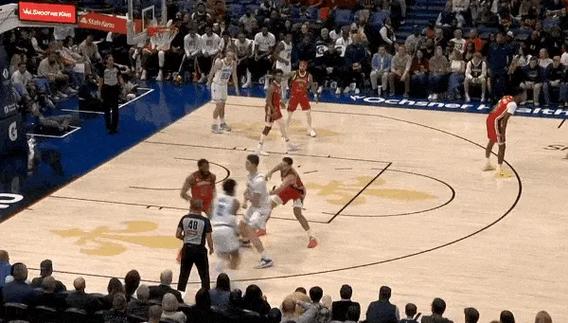 技惊四座！赫夫虚晃后突破 直接单臂滑翔隔扣卡尔克布伦纳！