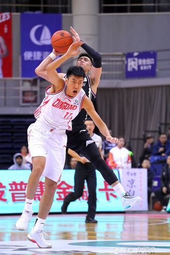 亨特：莫布里擅长拉开进攻空间 亚当斯则在篮下 这是我看到的区别