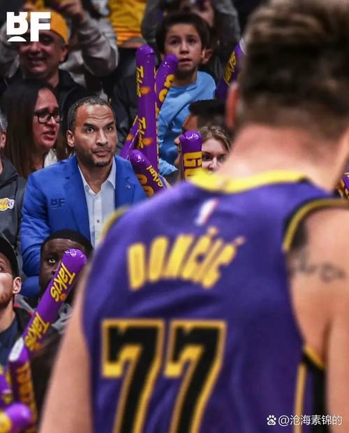 Snoop Dogg今日造访湖人训练馆 拥抱詹姆斯&采访东契奇