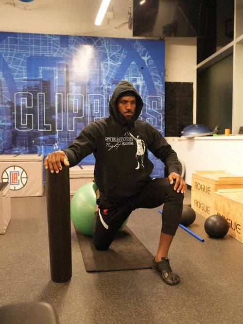 湖人众将训练馆内打室内高尔夫 詹姆斯做出经典庆祝动作