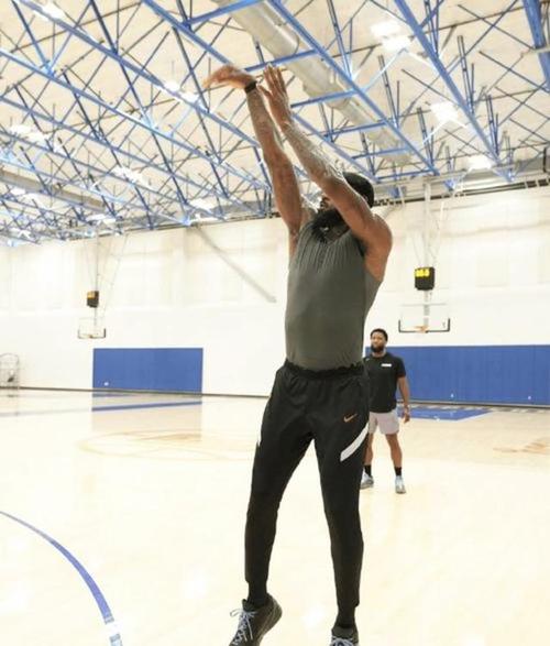 41岁老头摸鱼！詹姆斯晒健身房训练视频 对着镜头边唱边跳