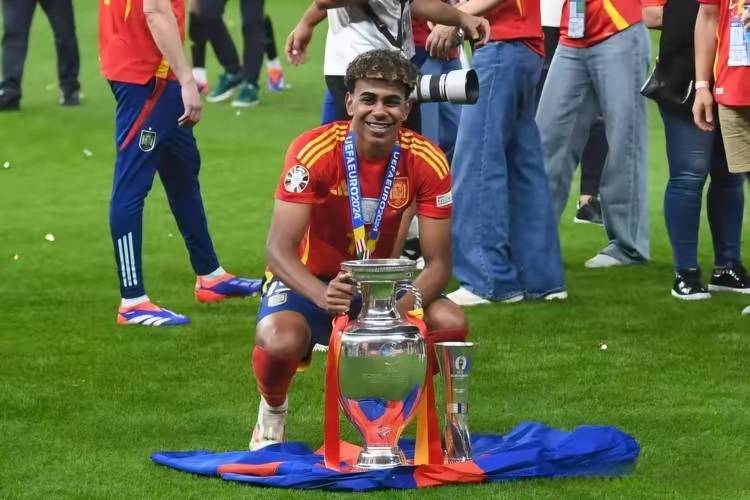 厉害！亚马尔社媒晒连续两次角球破门视频