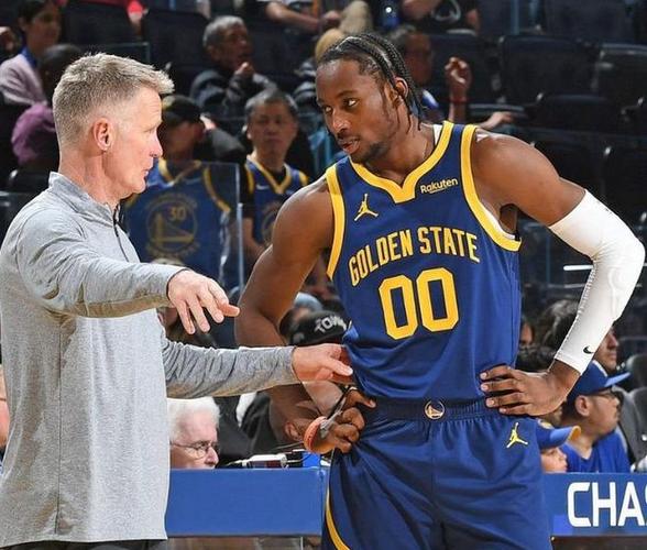 吉莱斯皮谈球队氛围：我们会听老队员的看法 每个人都会主动交流