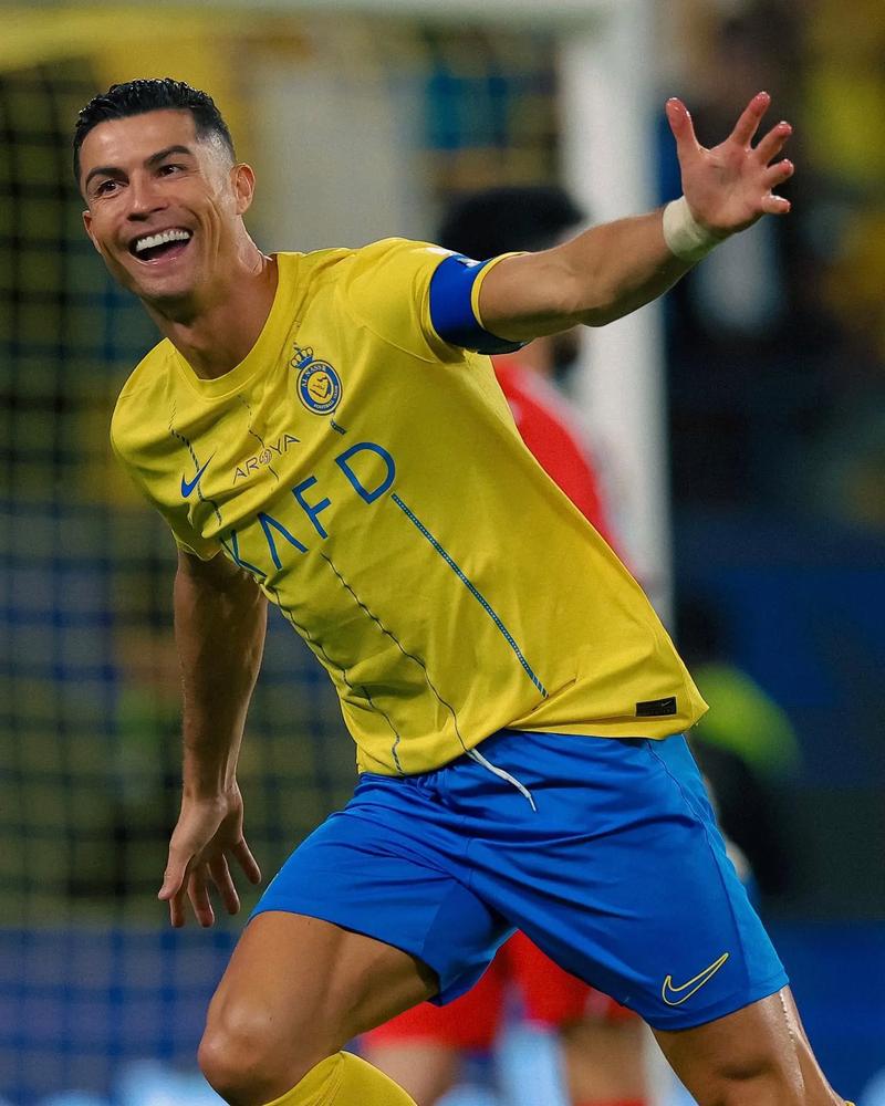 备战联赛！C罗社媒晒利雅得胜利训练照片：归队🟡🔵